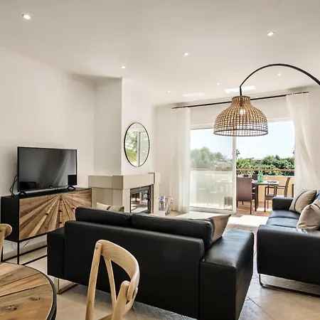 Luxurious First Floor Sleeps 4 Apartment *