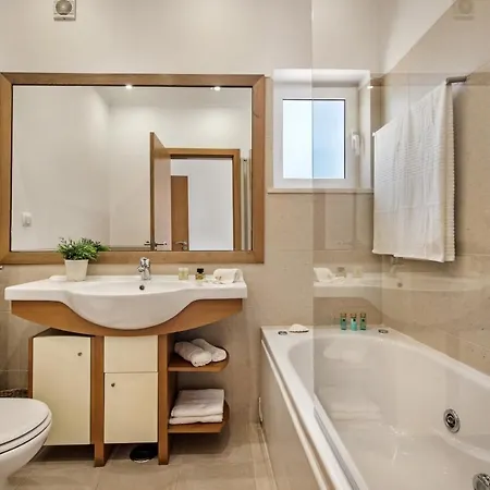 Luxurious First Floor Sleeps 4 *