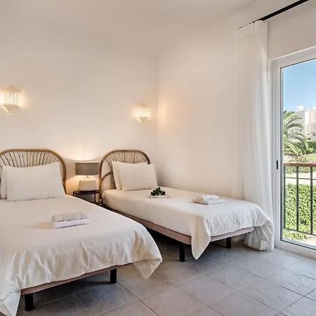 Luxurious First Floor Sleeps 4 Apartment *